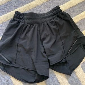 lululemon black hotty hots 4’ inch inseam